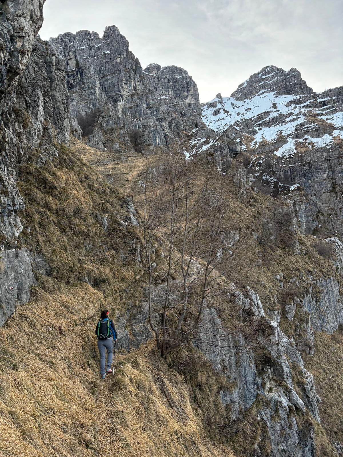 Alla Bocca d'Erna, pieghiamo a destra sul sentiero sotto i canali 05.04.26 Alla Bocca d'Erna, pieghiamo a destra sul sentiero sotto i canali 05.04.26
