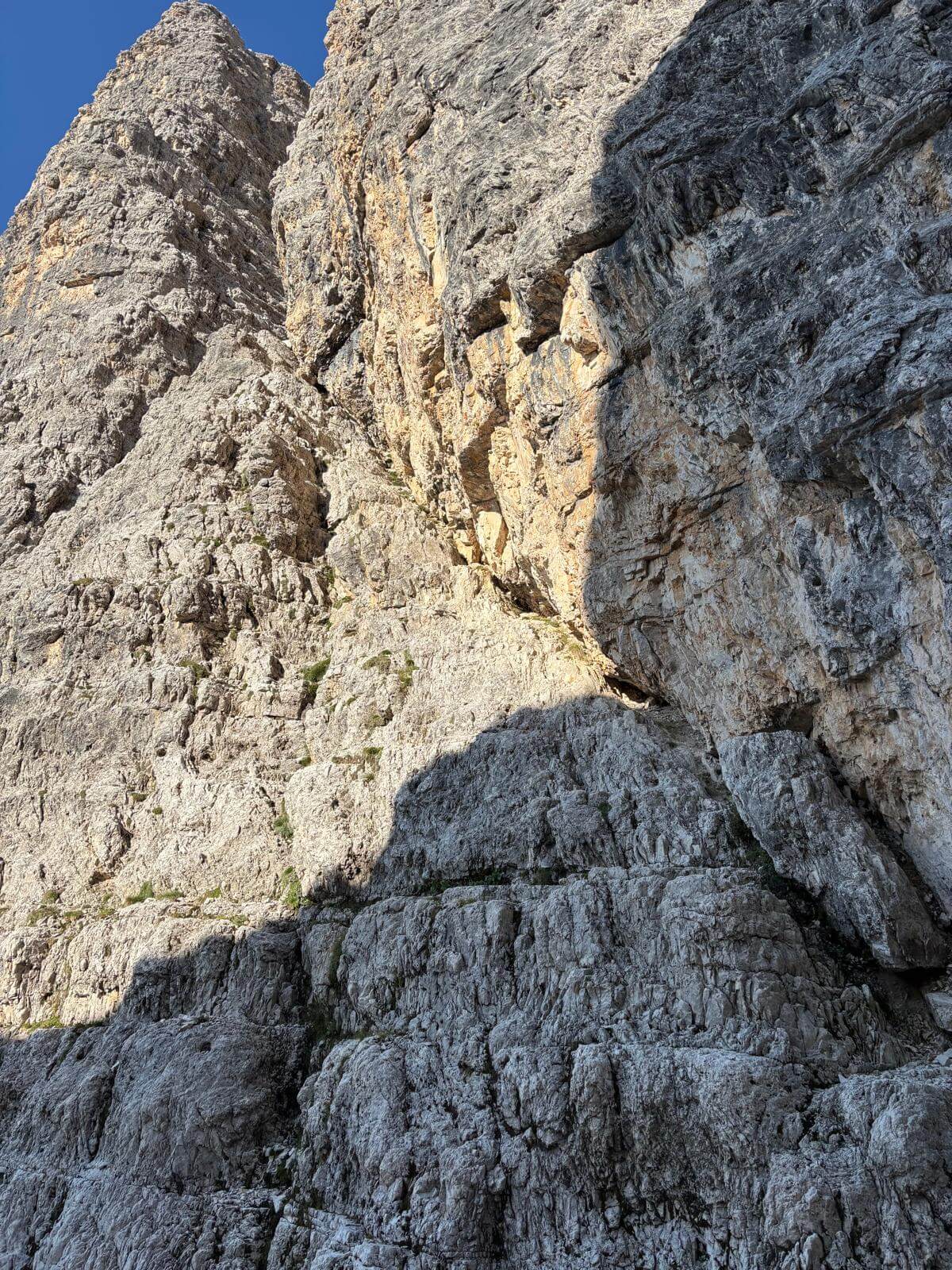 La rampa ascendente che segna l'attacco della via normale 12.08.26 La rampa ascendente che segna l'attacco della via normale 12.08.26