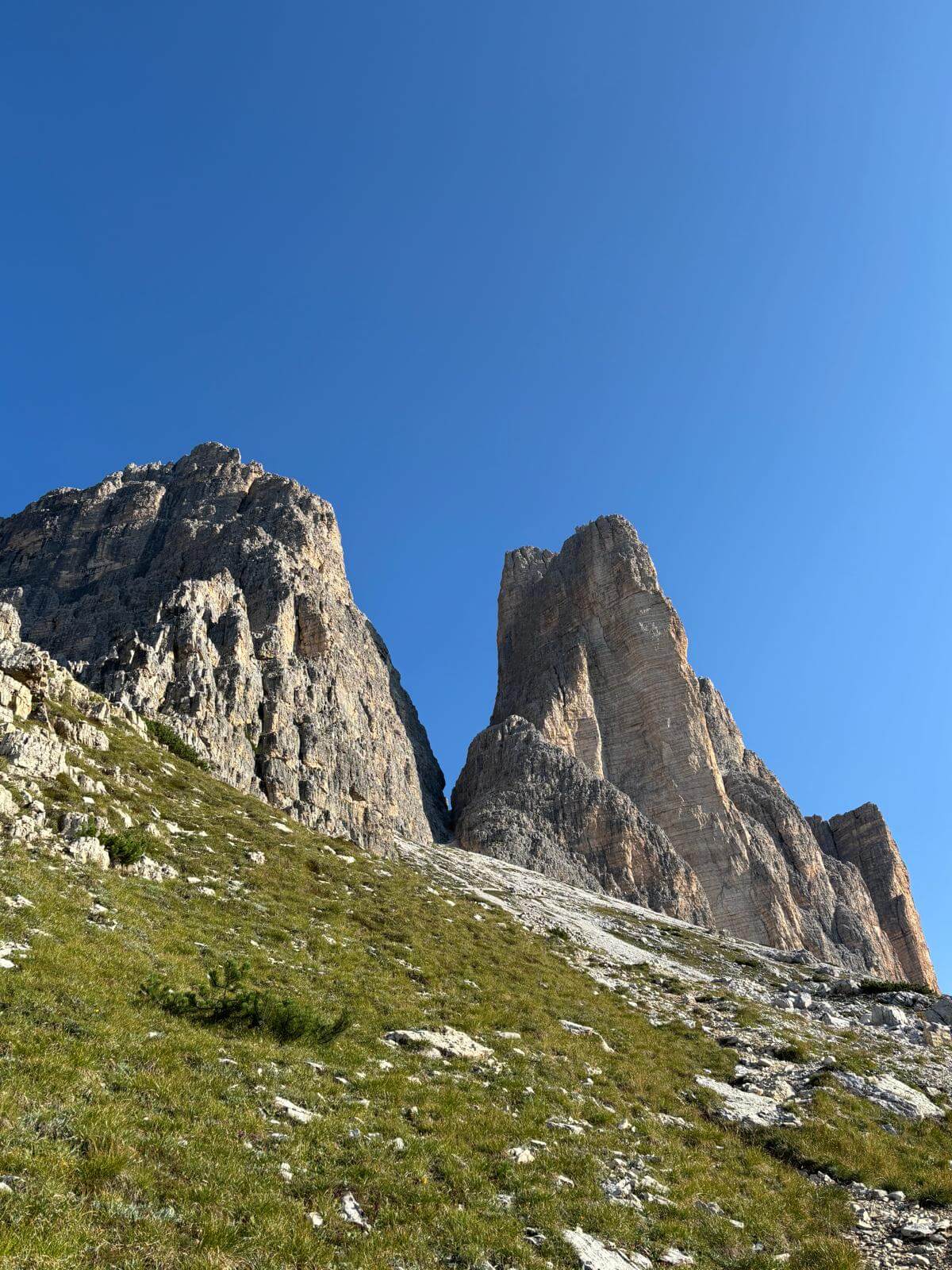Risaliamo il ghiaione verso l'intaglio tra Cima Grande e Cima Piccola 12.08.26 Risaliamo il ghiaione verso l'intaglio tra Cima Grande e Cima Piccola 12.08.26