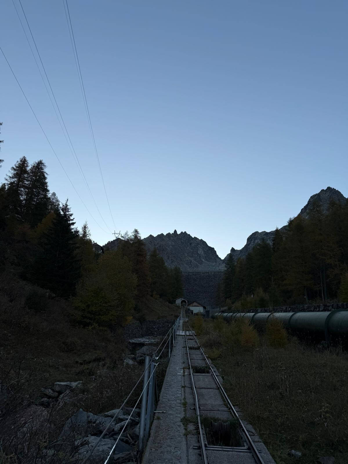 Risaliamo la condotta ed ecco davanti a noi i Corni che saliremo oggi 17.10.26 Risaliamo la condotta ed ecco davanti a noi i Corni che saliremo oggi 17.10.26