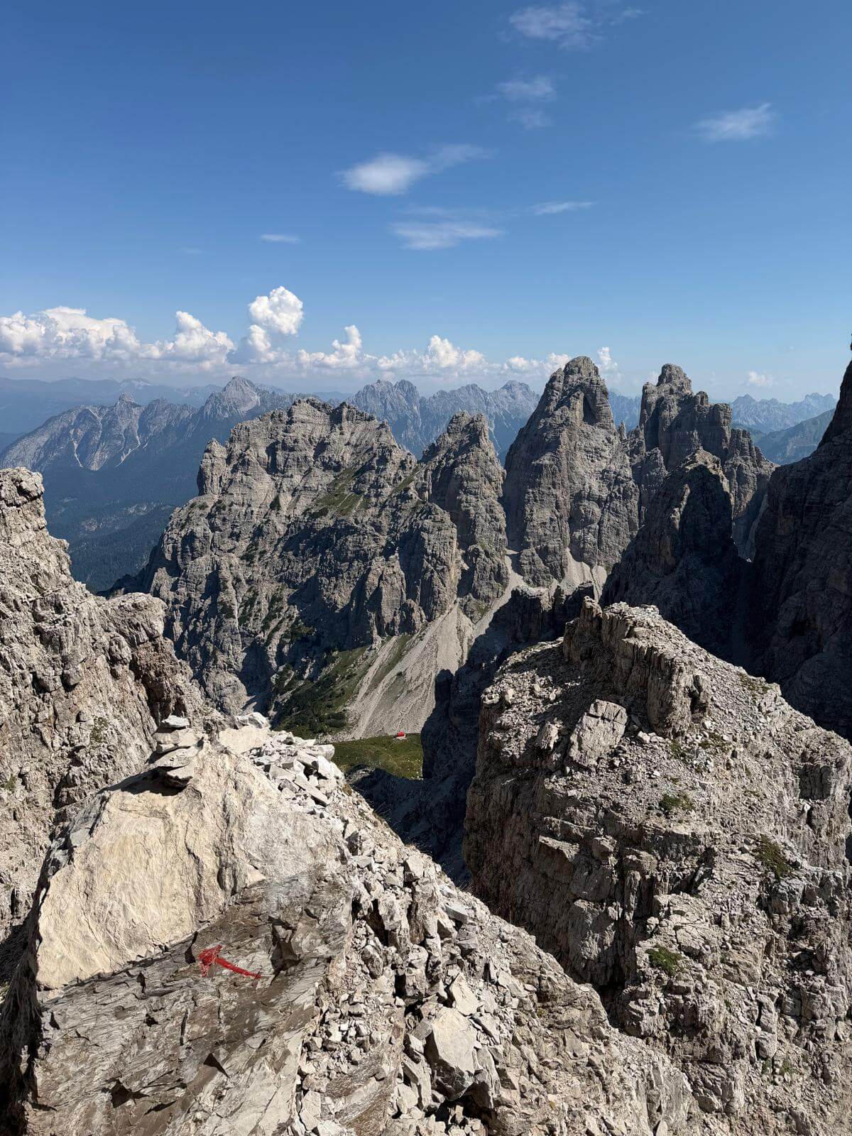 Imboccata la normale, si scorge in basso a destra il Bivacco Vaccari 16.08.26 Imboccata la normale, si scorge in basso a destra il Bivacco Vaccari 16.08.26