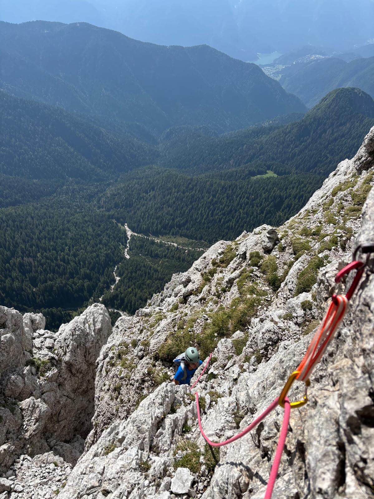 Ci immettiamo nel camino chiave con un breve traverso su parete (chiodo) 13.08.26 Ci immettiamo nel camino chiave con un breve traverso su parete (chiodo) 13.08.26
