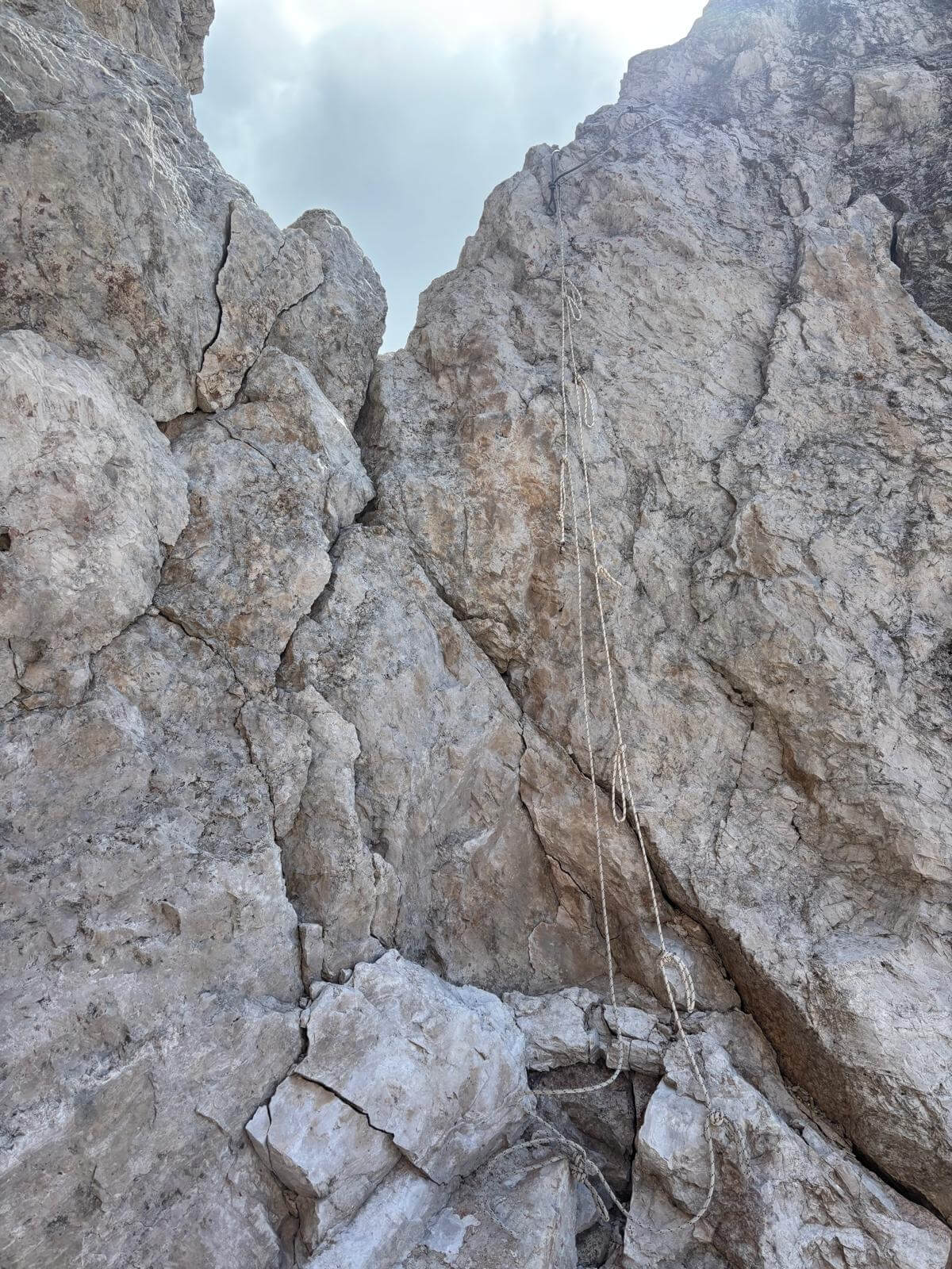 La corda che aiuta a scendere un tratto verticale e scavallare lato nord 13.08.26 La corda che aiuta a scendere un tratto verticale e scavallare lato nord 13.08.26
