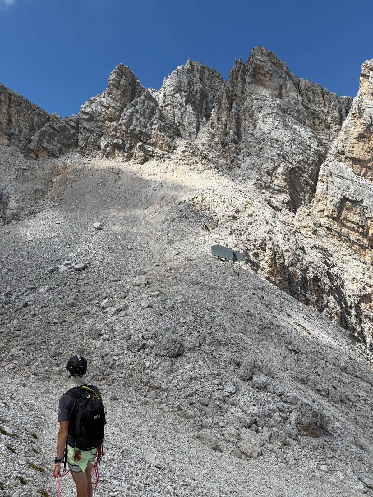 Nell'ampia forcella con il Bivacco Fanton davanti a noi 13.08.26 Nell'ampia forcella con il Bivacco Fanton davanti a noi 13.08.26