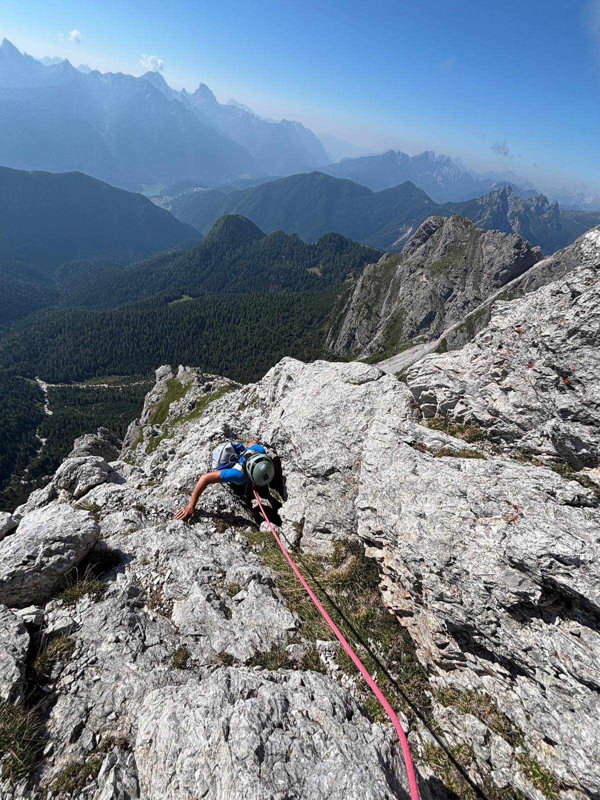 Si sale il primo tratto di spigolo tra roccette e erba, abbastanza erte ma neanche troppo 13.08.26 Si sale il primo tratto di spigolo tra roccette e erba, abbastanza erte ma neanche troppo 13.08.26
