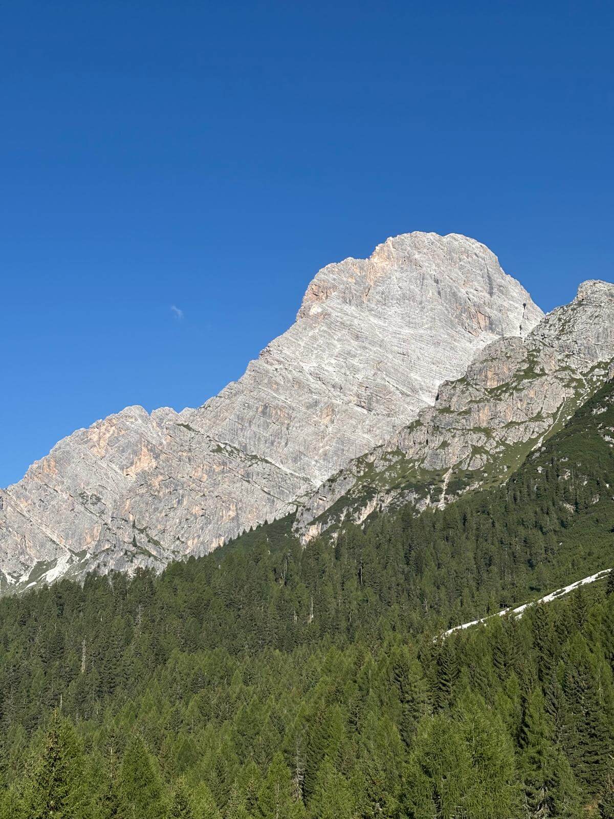 Spigolo Fanton, già ben visibile dal sentiero dell'Alta Via 5 13.08.26 Spigolo Fanton, già ben visibile dal sentiero dell'Alta Via 5 13.08.26