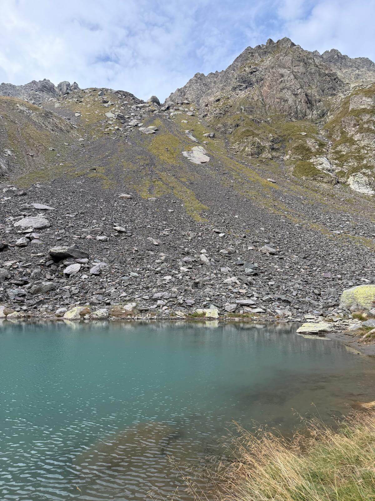 Salita dalla val Morta verso la Bocchetta dei Camosci, passando sopra a questo bello specchio d'acqua 05.09.26 Salita dalla val Morta verso la Bocchetta dei Camosci, passando sopra a questo bello specchio d'acqua 05.09.26