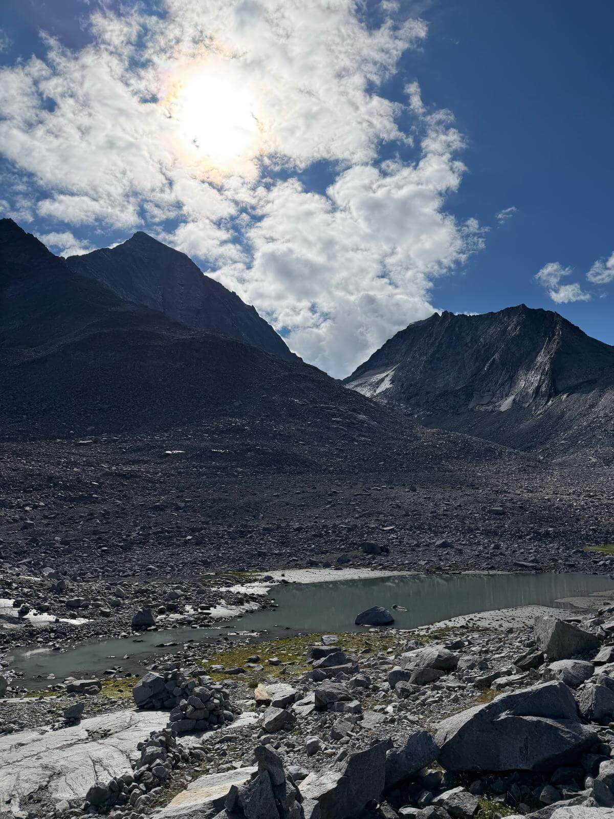 Aggiriamo il grosso spigolo della montagna per salire il Dosso Grigio da destra 19.08.26 Aggiriamo il grosso spigolo della montagna per salire il Dosso Grigio da destra 19.08.26
