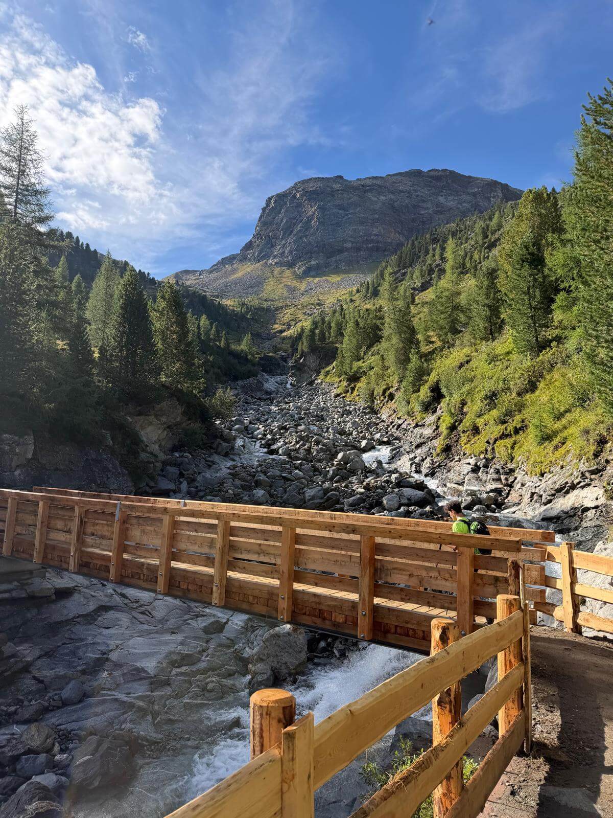 Bel ponte in legno sul sentiero per il Rifugio Roma 19.08.26 Bel ponte in legno sul sentiero per il Rifugio Roma 19.08.26