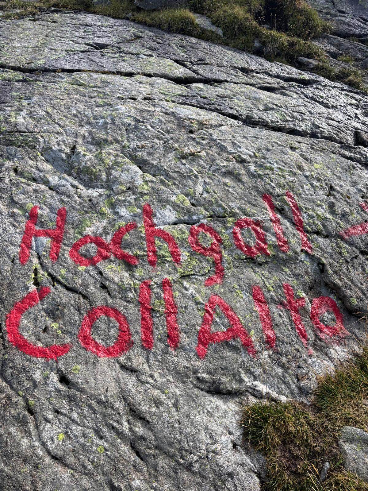 Grossa scritta rossa che indica la deviazione per la normale all'Hochgall 19.08.26 Grossa scritta rossa che indica la deviazione per la normale all'Hochgall 19.08.26