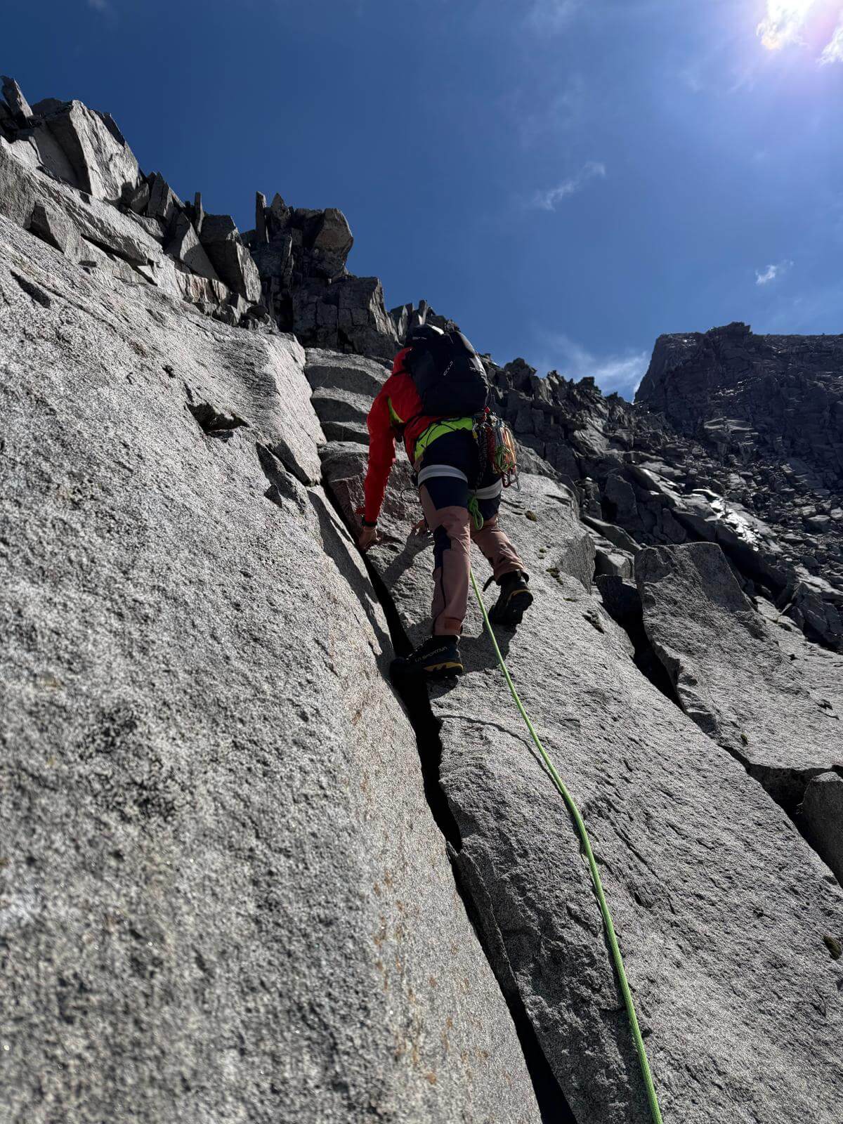Mat sale nella parte alta della cresta, che si fa più placcosa 19.08.26 Mat sale nella parte alta della cresta, che si fa più placcosa 19.08.26