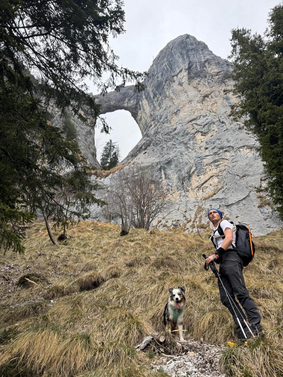 Appare l'Arco di Pegherolo dal ripido sentiero 12.04.26 Appare l'Arco di Pegherolo dal ripido sentiero 12.04.26