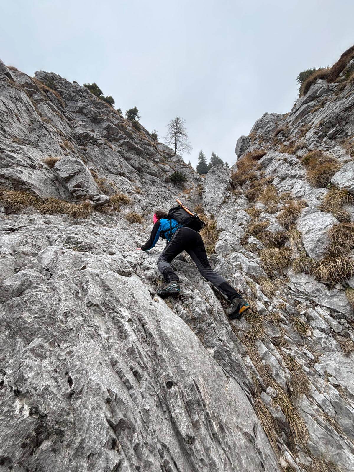 Risaliamo questo colatoio roccioso con qualche passaggio di II grado 12.04.26 Risaliamo questo colatoio roccioso con qualche passaggio di II grado 12.04.26