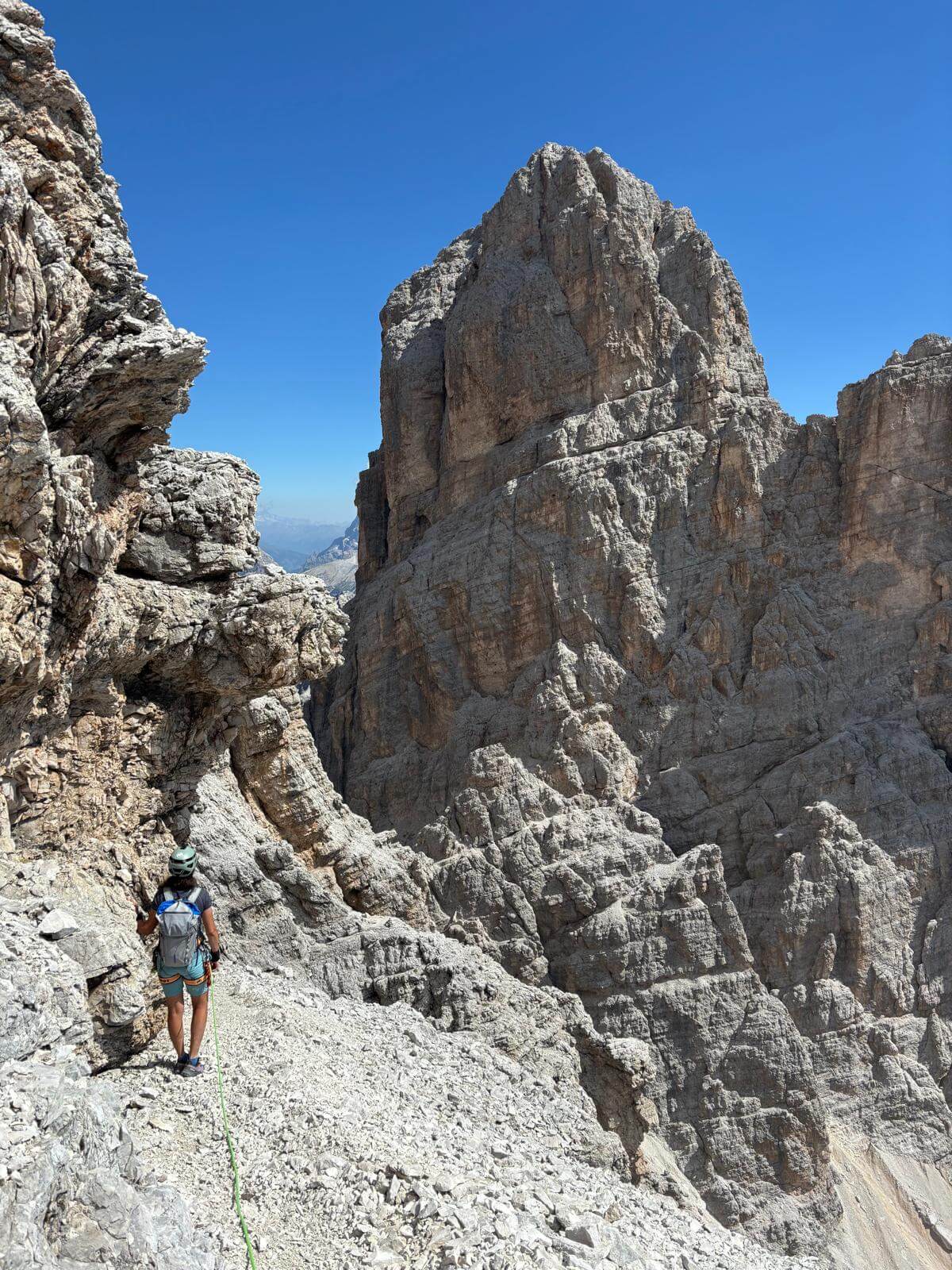 Di ritorno sulla cengia, con la bellissima mole del Piz Popena che ci osserva 15.08.26 Di ritorno sulla cengia, con la bellissima mole del Piz Popena che ci osserva 15.08.26