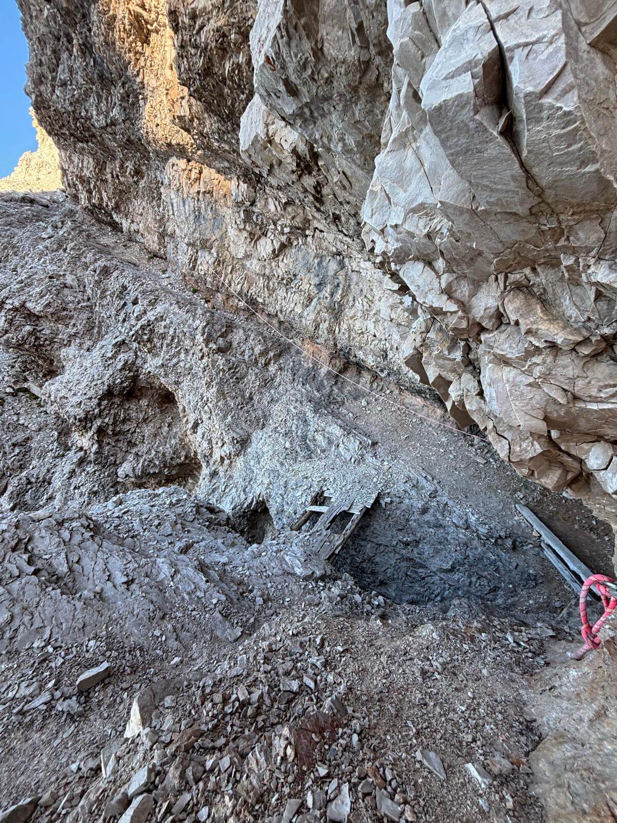 Quasi subito, sulla cengia, si affronta il passaggio con la vecchia asse di legno, ora assicurato con spit e corda fissa 15.08.26 Quasi subito, sulla cengia, si affronta il passaggio con la vecchia asse di legno, ora assicurato con spit e corda fissa 15.08.26