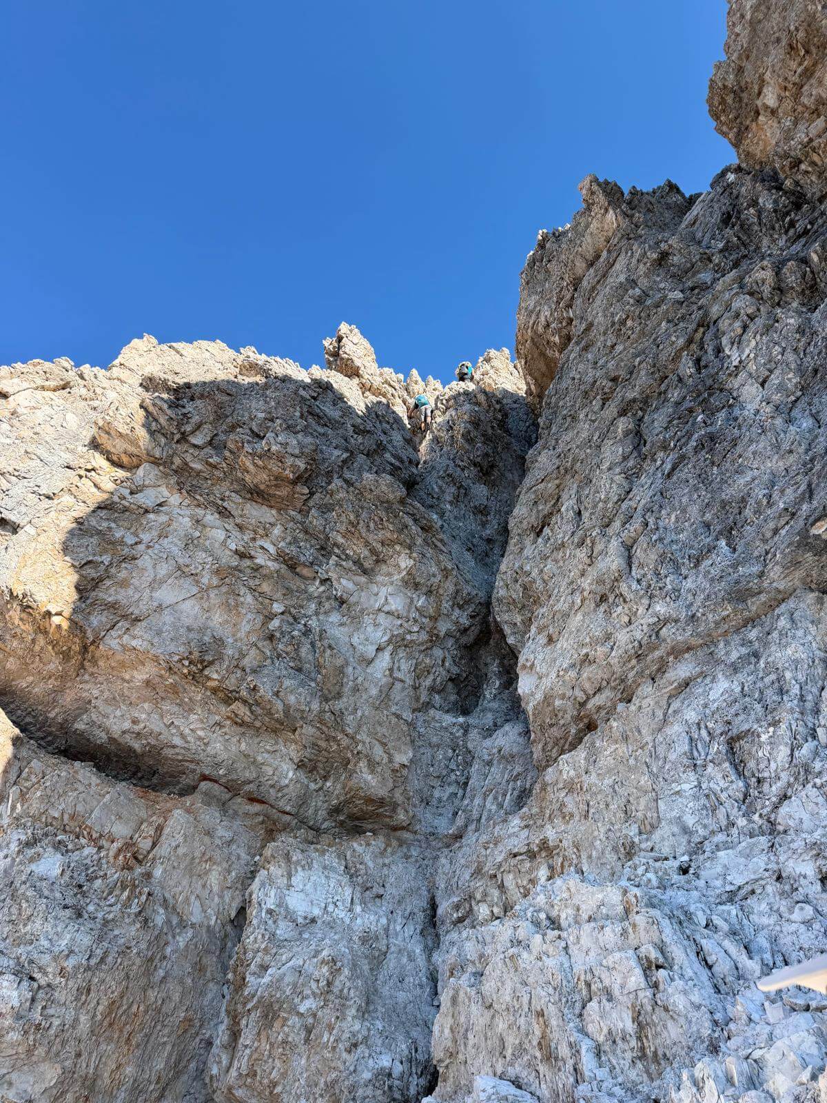 Verso lo spigolo, sul quale si vedono due alpinisti 15.08.26 Verso lo spigolo, sul quale si vedono due alpinisti 15.08.26