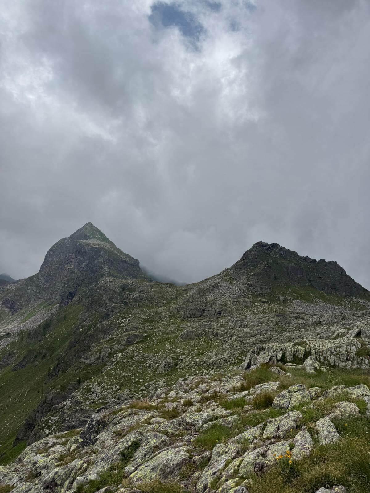 Il Monte Corte sulla sinistra e il Pizzo Camilla sulla destra - 20.07.25