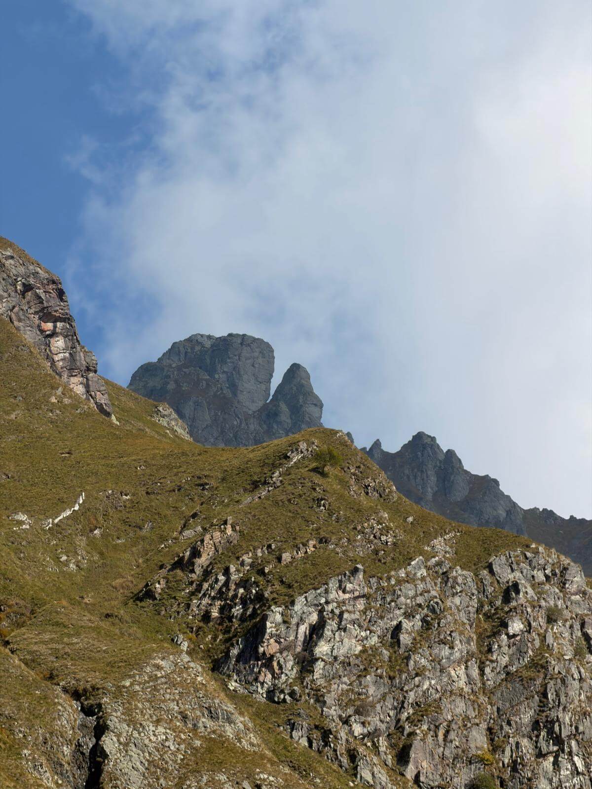 Appare il Monte Valletto dietro il Pizzo di Giacomo 04.10.26 Appare il Monte Valletto dietro il Pizzo di Giacomo 04.10.26