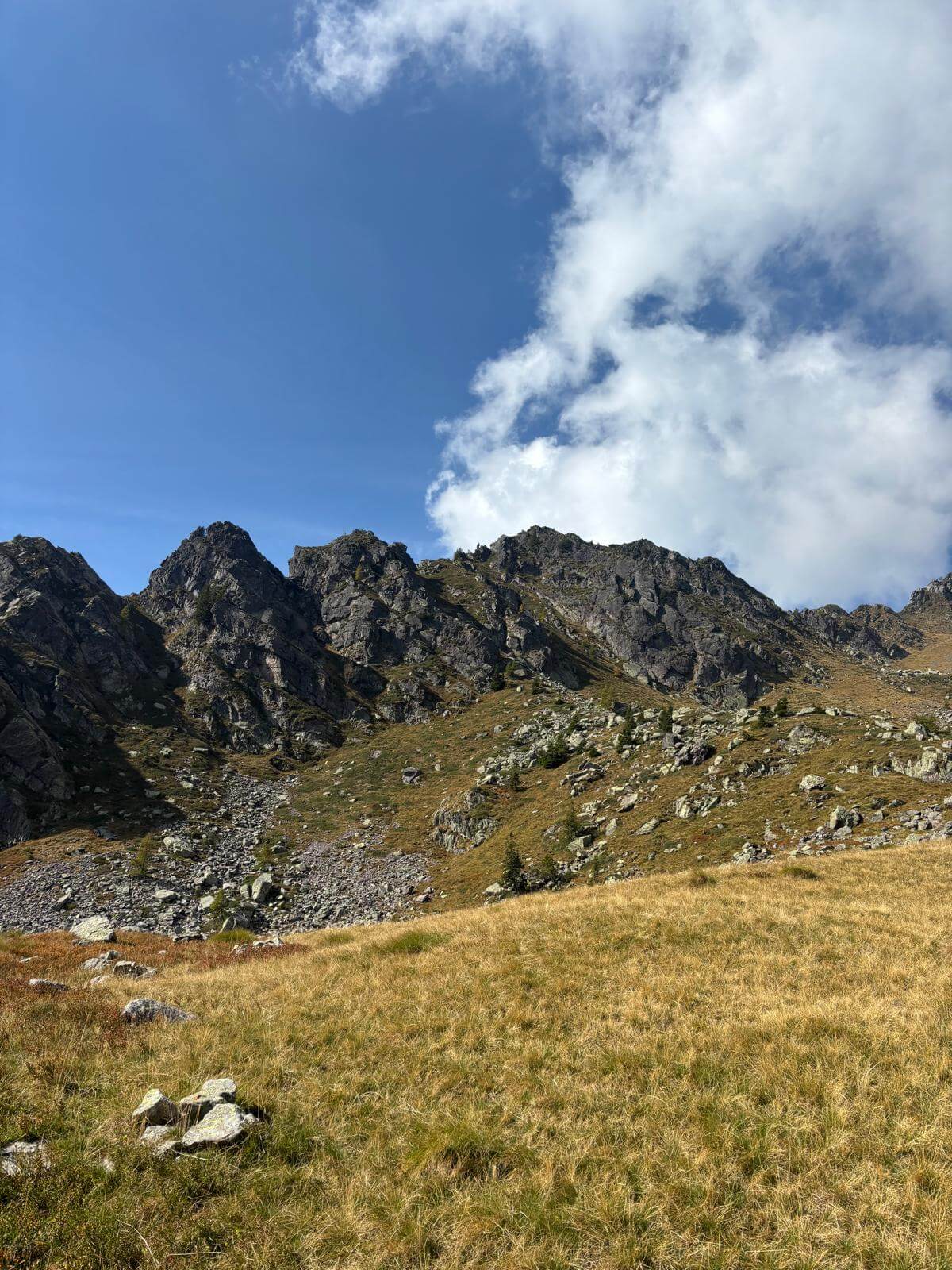 Il gruppo del Pascaniello, risaliremo per un canale in quel pendio 04.10.26 Il gruppo del Pascaniello, risaliremo per un canale in quel pendio 04.10.26