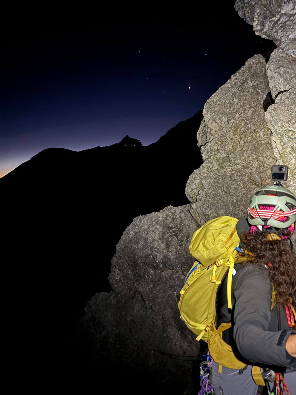 Mentre saliamo vediamo le frontali dei salitori della normale - 18.08.25