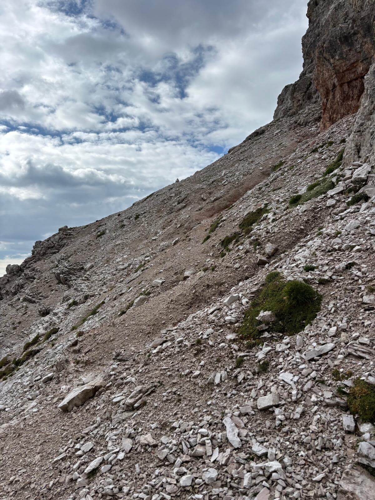 Cengione verso sinistra, ci camminiamo per circa 10 minuti 18.06.26 Cengione verso sinistra, ci camminiamo per circa 10 minuti 18.06.26