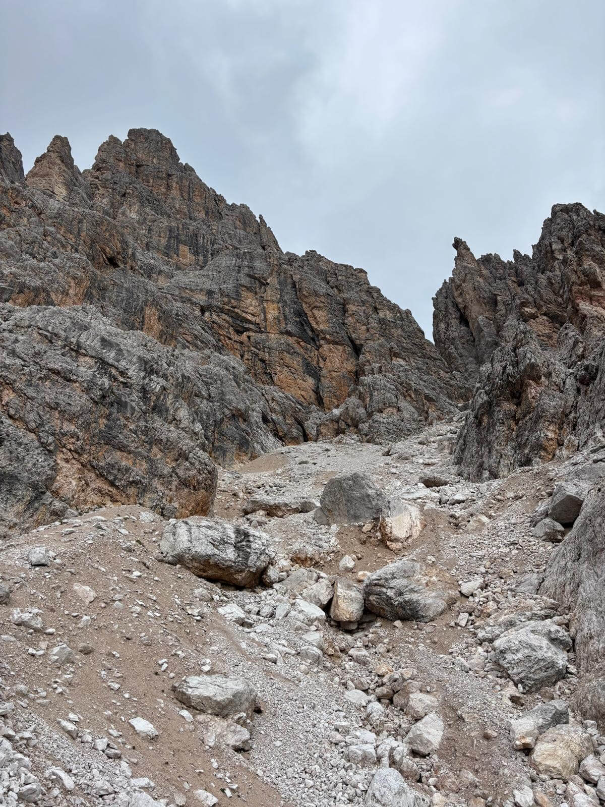 Il ghiaione piega a destra nella sua parte terminale 18.06.26 Il ghiaione piega a destra nella sua parte terminale 18.06.26
