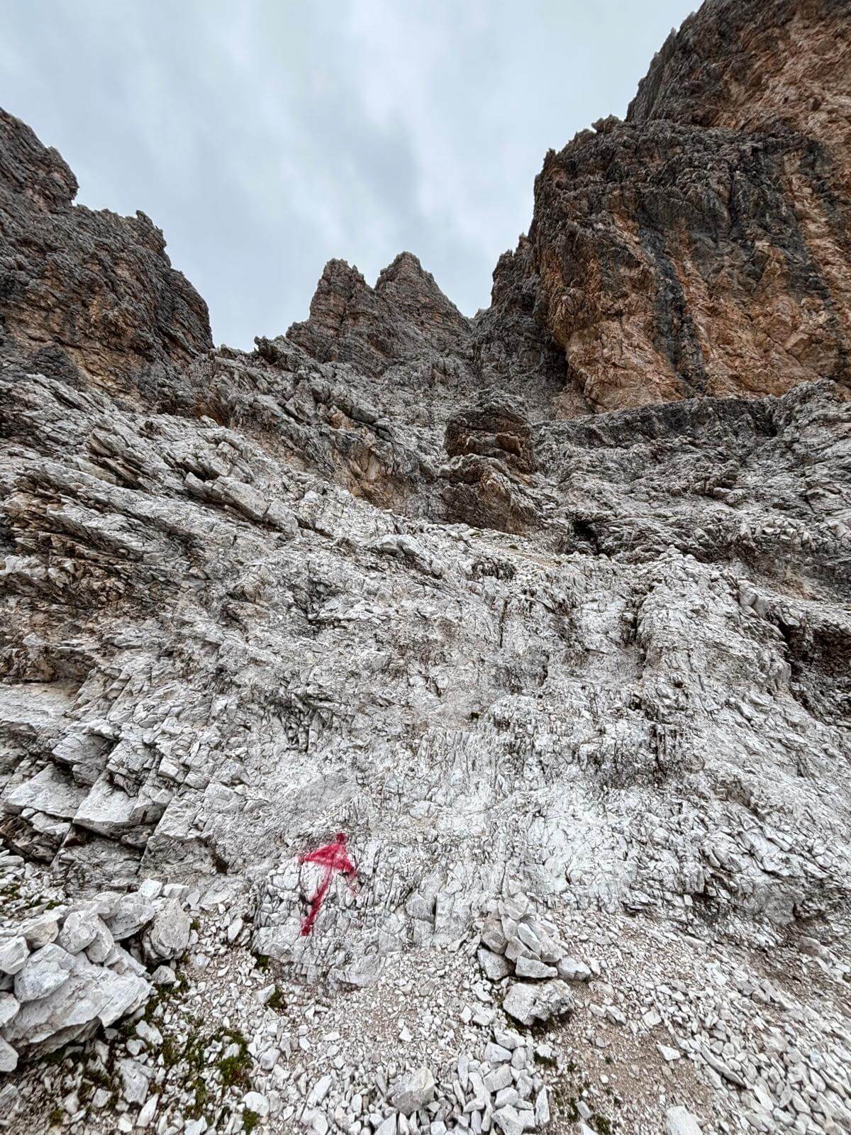 In prossimità di questa freccia rocca abbandoniamo la seconda cengia e saliamo nel secondo catino 18.06.26 In prossimità di questa freccia rocca abbandoniamo la seconda cengia e saliamo nel secondo catino 18.06.26