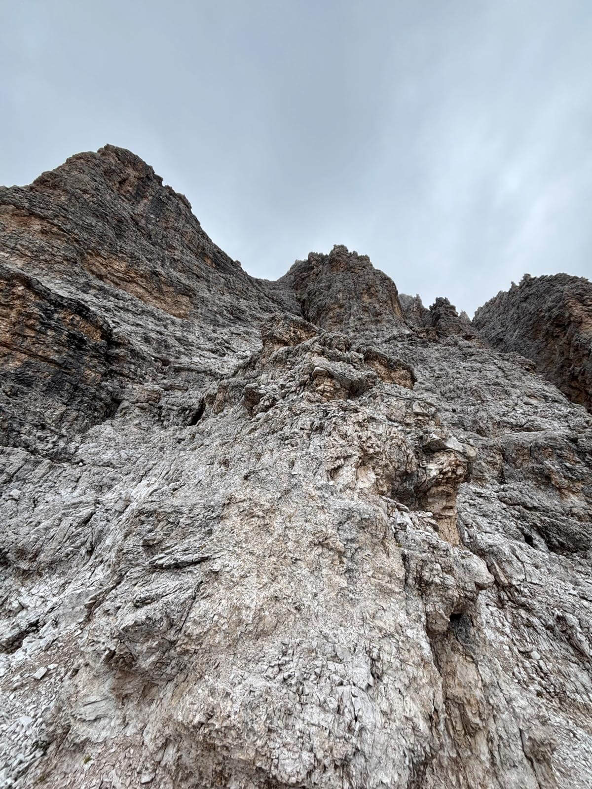 Pieghiamo leggermente a destra su una sottile cengetta e risaliamo nuovamente in verticale 18.06.26 Pieghiamo leggermente a destra su una sottile cengetta e risaliamo nuovamente in verticale 18.06.26