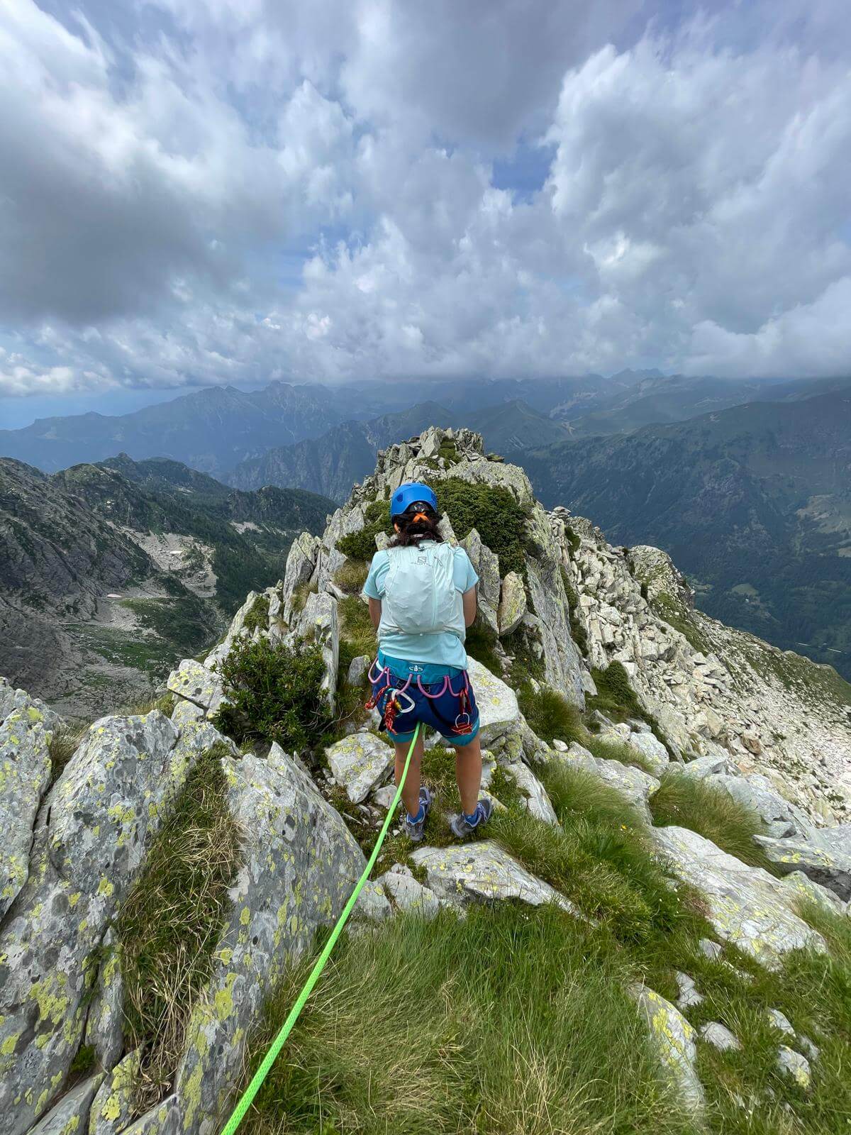 In discesa, superati i Corni di Sardegnana, svalichiamo nel Vallone a destra di questa crestina (via sbagliata) 04.08.24 In discesa, superati i Corni di Sardegnana, svalichiamo nel Vallone a destra di questa crestina (via sbagliata) 04.08.24