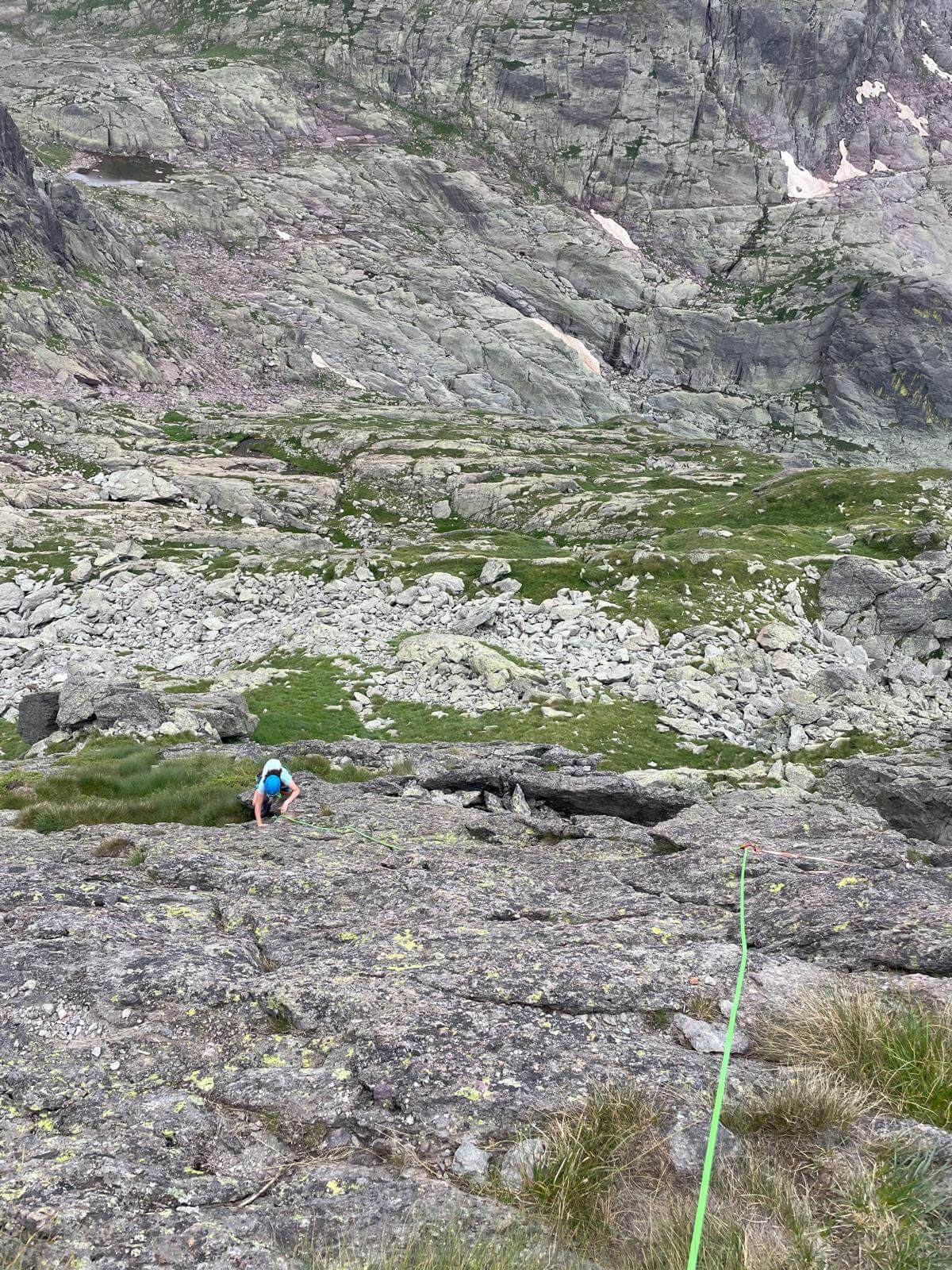 Le seconde placche, più verticali ma belle ruvide e senza passaggi troppo ostici 04.08.24 Le seconde placche, più verticali ma belle ruvide e senza passaggi troppo ostici 04.08.24