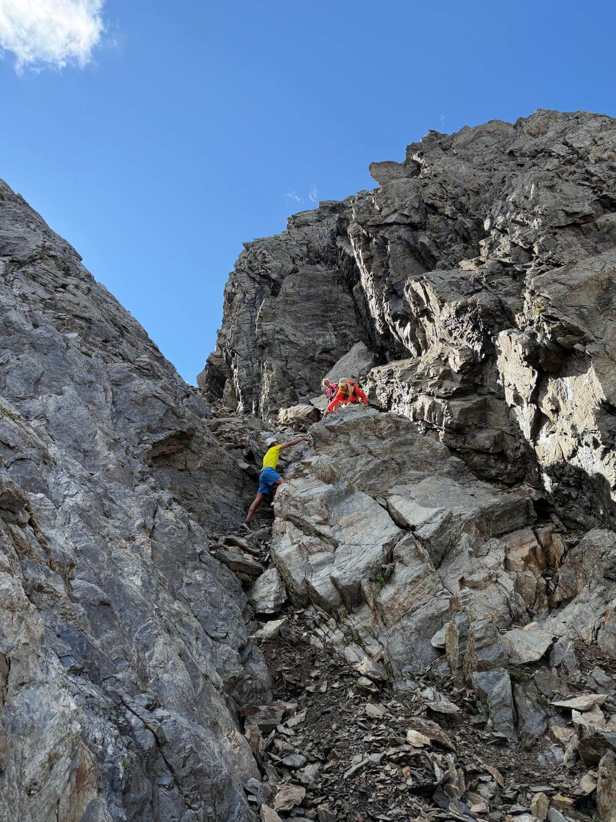 Scendiamo dal canalino detritico, con una piccola doppia circa a metà 22.08.26 Scendiamo dal canalino detritico, con una piccola doppia circa a metà 22.08.26
