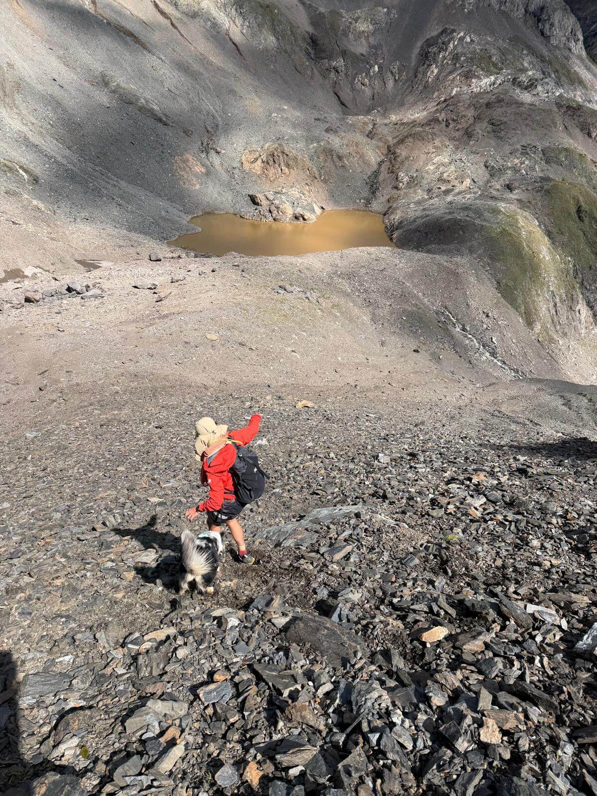 Scendiamo dal ghiaione sfasciumoso in direzione Lago della Malgina 22.08.26 Scendiamo dal ghiaione sfasciumoso in direzione Lago della Malgina 22.08.26