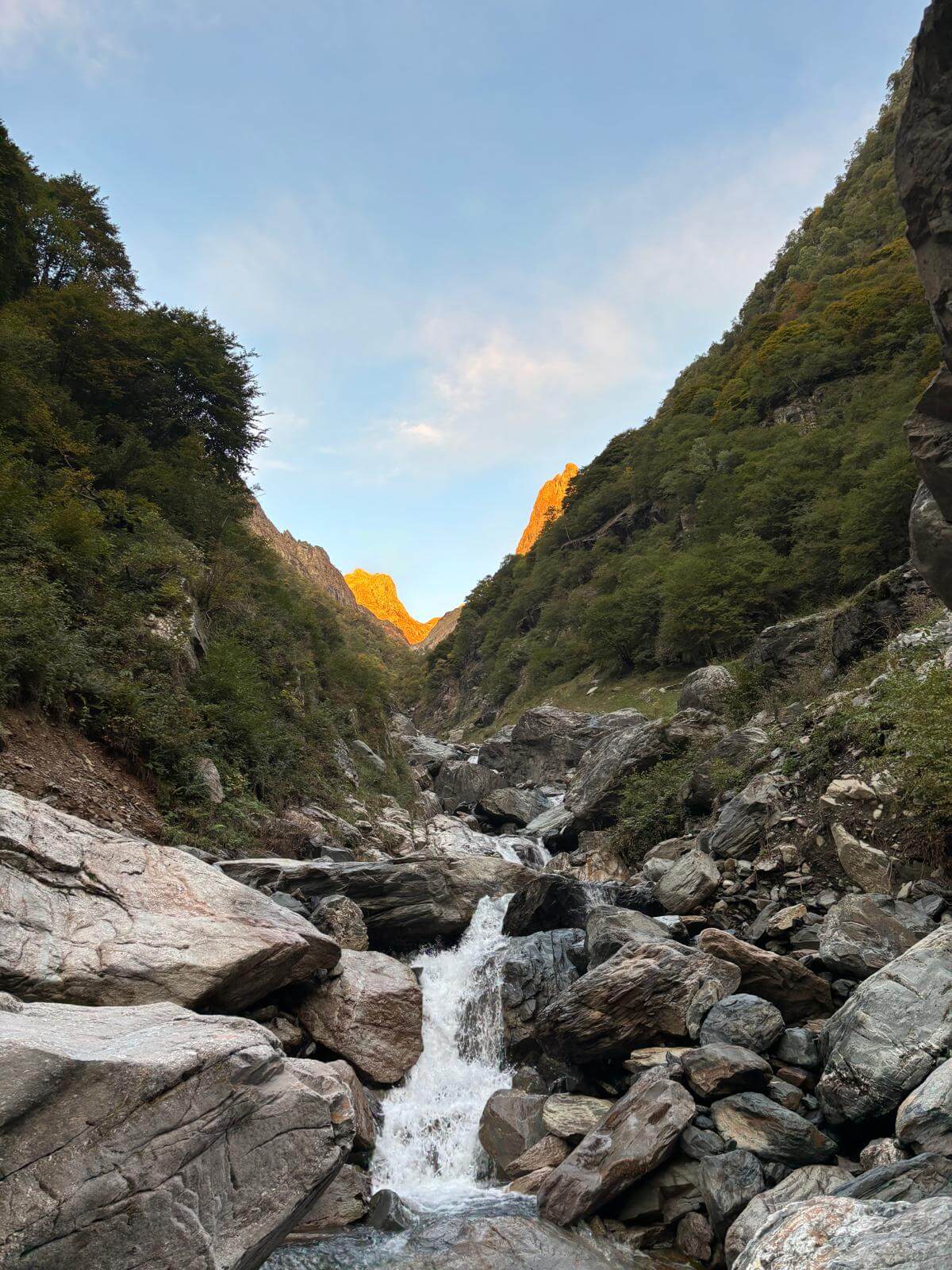 Imbocco della Valsecca con le vette infuocate dalla prima luce del mattino 10.10.26 Imbocco della Valsecca con le vette infuocate dalla prima luce del mattino 10.10.26