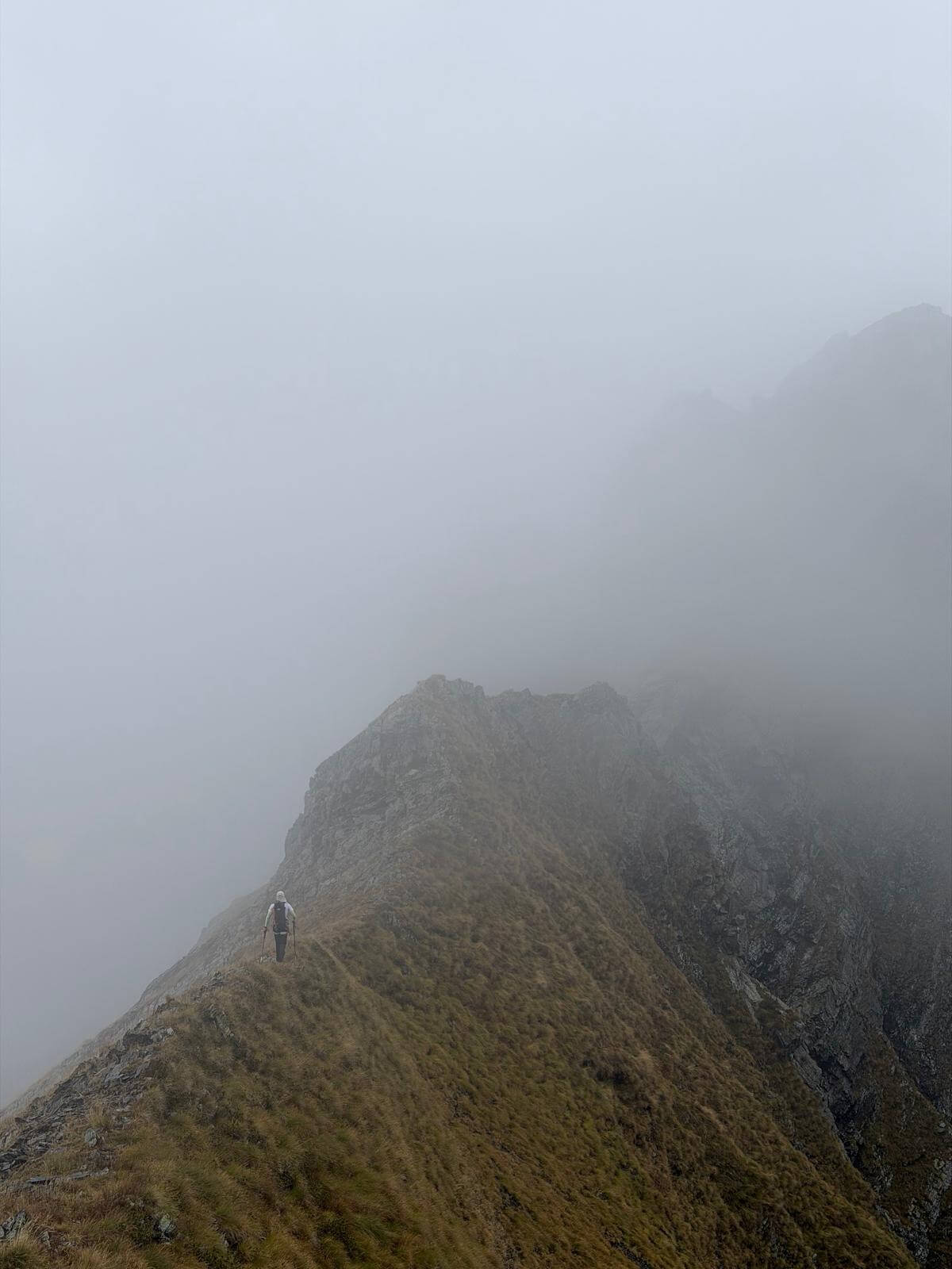 Prendiamo la cresta e procediamo verso destra verso il Pizzo Tendina 10.10.26 Prendiamo la cresta e procediamo verso destra verso il Pizzo Tendina 10.10.26