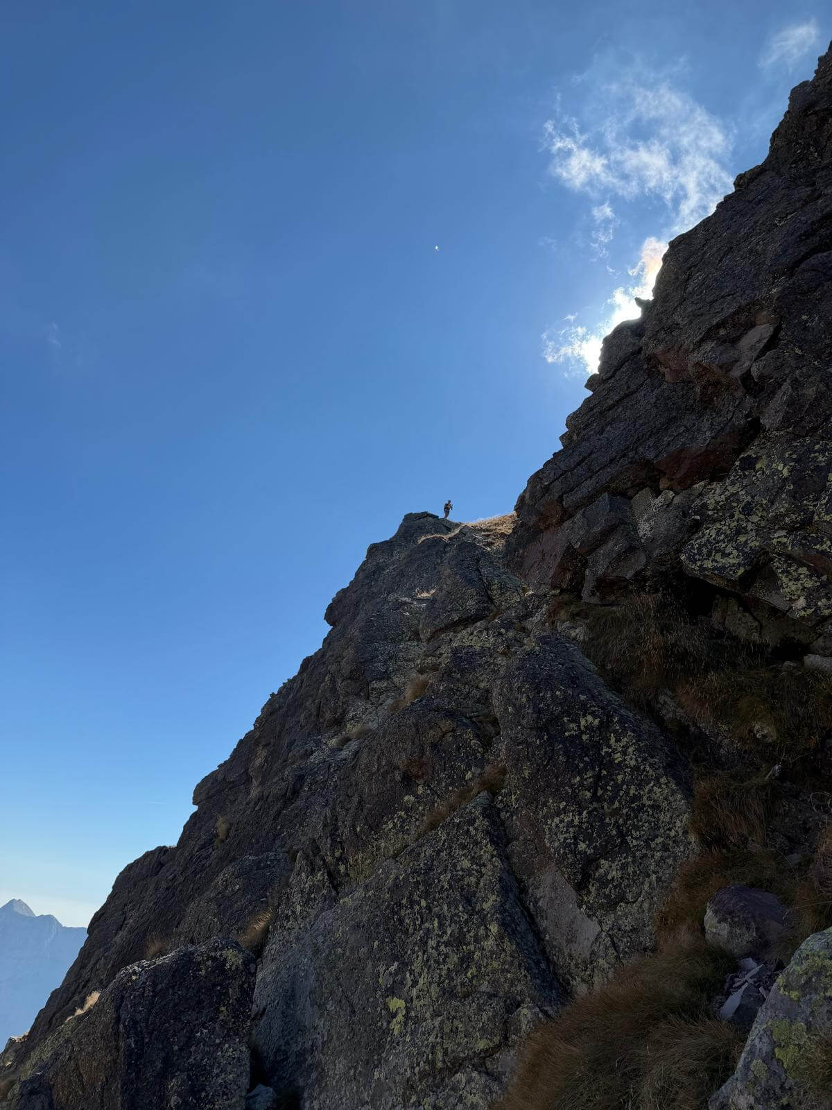 Matteo su un terrazzino durante la salita alla Cima di Valsanguigno Ovest 27.09.26 Matteo su un terrazzino durante la salita alla Cima di Valsanguigno Ovest 27.09.26
