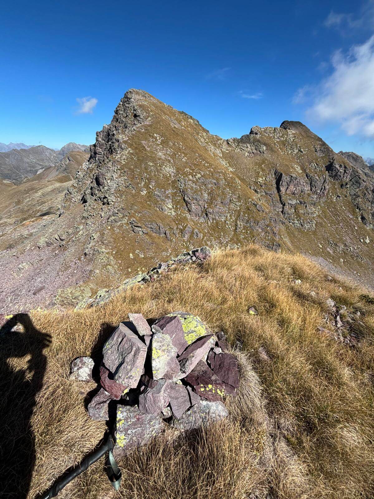 Omino di vetta della Cima di Valsanguigno Ovest, dietro di esso la vetta della Cima di Valsanguigno Est 27.09.26 Omino di vetta della Cima di Valsanguigno Ovest, dietro di esso la vetta della Cima di Valsanguigno Est 27.09.26