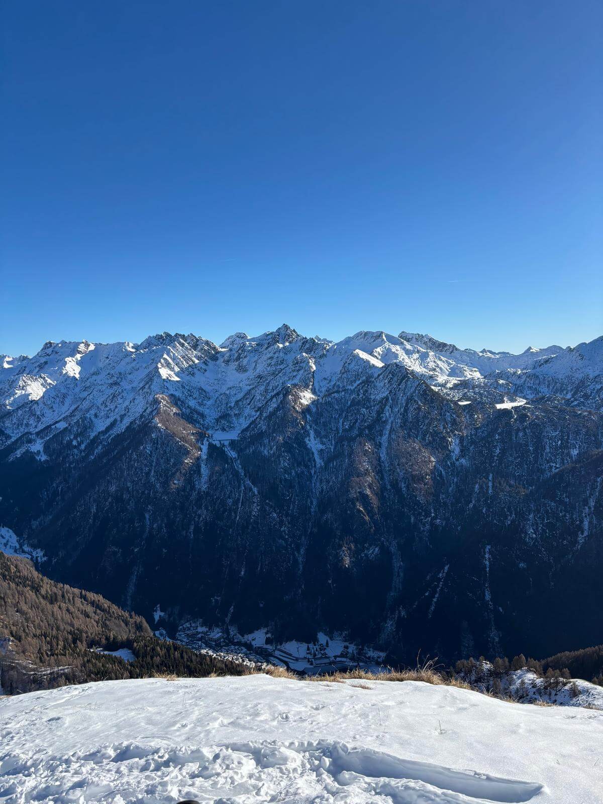 Vista sulle montagne di Carona: appare (lontano) anche il Lago di Sardegnana 28.12.25